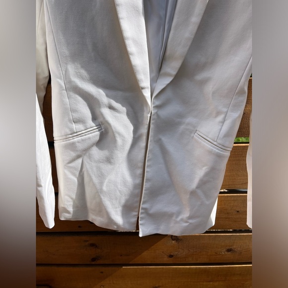 BANANA REPUBLIC Pique blazer in white. Size 4 Tall. EUC. - Picture 3 of 14